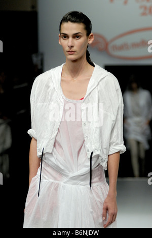 Modèle des femmes de porter des vêtements par Thérèse P. Rawsthorne à Melbourne Spring Fashion Week (MSFW), de l'ombre Banque D'Images