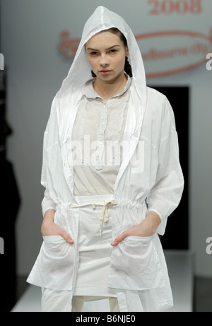 Modèle des femmes de porter des vêtements par Thérèse P. Rawsthorne à Melbourne Spring Fashion Week (MSFW), de l'ombre Banque D'Images