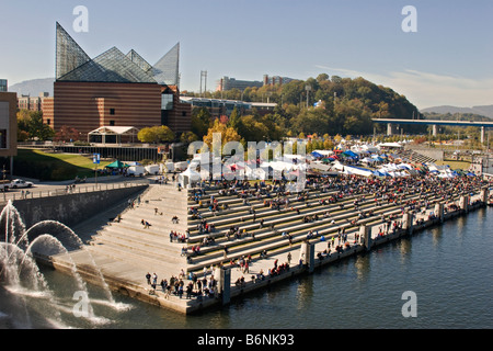 La foule à la tête de la course de godille Hooch à Chattanooga TN l'Aquarium du Tennessee est dans l'arrière-plan Banque D'Images