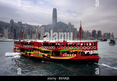 Star Ferry arrive à l'embarcadère de Tsim Sha Tsui à Kowloon, après avoir traversé le Port Victoria de Hong Kong Central. Banque D'Images