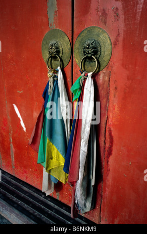 Le 19 juillet 2006 - à la porte du monastère près de Xining dans la province chinoise du Qinghai. Banque D'Images