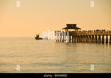 Jetée de Naples Naples Floride coucher de soleil jetée municipale de la jetée de pêche de Naples fl Southwest Florida Gulf Coast Banque D'Images