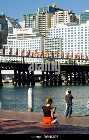 Fille en jupe rouge à Darling Harbour Banque D'Images