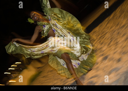 Danse sega traditionnel à l'hôtel Le Méridien à Pointe aux Piments, Ile Maurice Banque D'Images