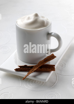 Chocolat chaud dans un mug blanc Banque D'Images