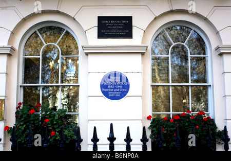 Plaques commémoratives pour Virginia Woolf et George Bernard Shaw à la chambre à Fitzroy Square, Londres Banque D'Images