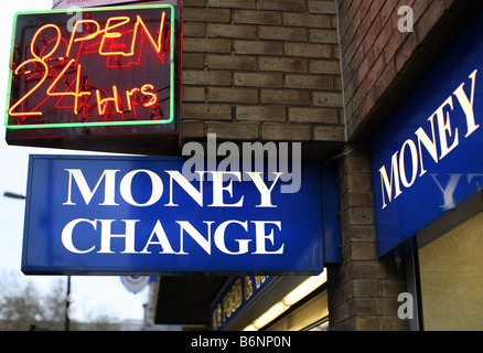 Signer au bureau de change dans le centre de Londres Banque D'Images