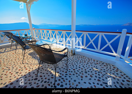 Terrasse vue sur l'île de Santorin Banque D'Images