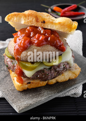 Burger de boeuf avec sauce créole et de pain focaccia Banque D'Images