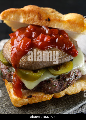 Burger de boeuf avec sauce créole et de pain focaccia Banque D'Images