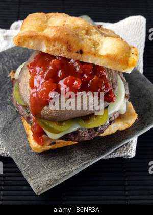 Burger de boeuf avec sauce créole et de pain focaccia Banque D'Images