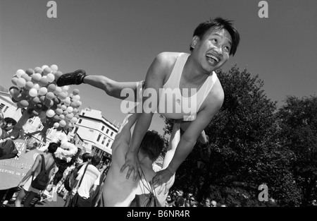 Royaume-uni, Angleterre, BRIGHTON, 4 août 2007. Deux hommes dans la parade à Brighton Pride effectuer trucs et astuces acrobatique. Banque D'Images