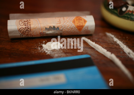 La cocaïne coupée sur une table Banque D'Images