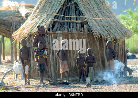 Scène de village près d'Opuwo namibie Banque D'Images