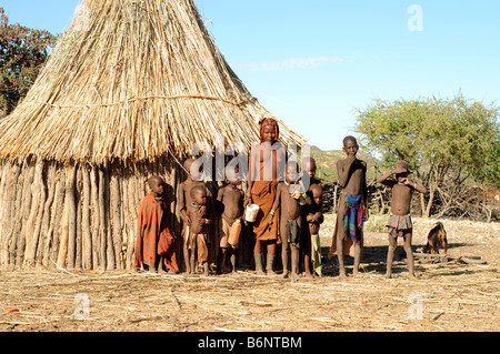 Scène de village près d'Opuwo namibie Banque D'Images