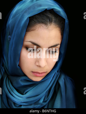 Un portrait d'une jeune femme arabe dans une écharpe bleue Banque D'Images