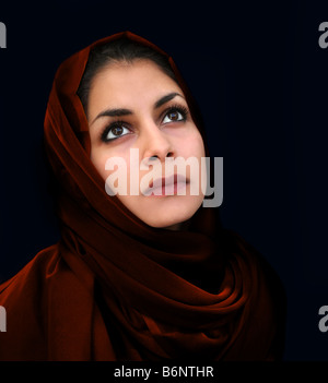 Un portrait d'une jeune femme arabe dans une écharpe de Bourgogne Banque D'Images