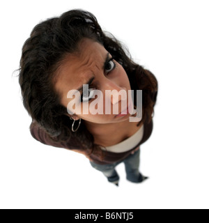 Une jeune fille indienne en colère La photo a été prise avec l'objectif fisheye Banque D'Images