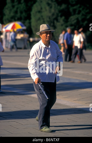 Chinese man performing taichi, matin, l'exercice, l'escrime, Temple du Ciel, Tiantan Park, Beijing, la municipalité de Beijing, China, Asia Banque D'Images