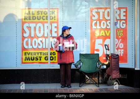 Collecteur d'un organisme de bienfaisance à l'extérieur de la fenêtre de Woolworths à Worthing UK Banque D'Images