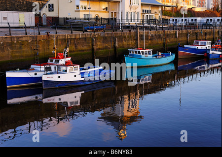 Les petits bateaux sur la Tyne à Ouseburn marina Banque D'Images