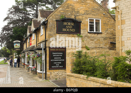 La Horse and Hound Public House dans le pittoresque village de Cotswold, Broadway Worcestershire. Banque D'Images