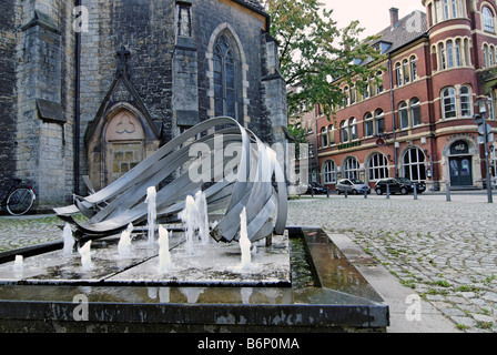 Fontaine de la ville en face de l'ancienne église Bielefeld Allemagne Banque D'Images