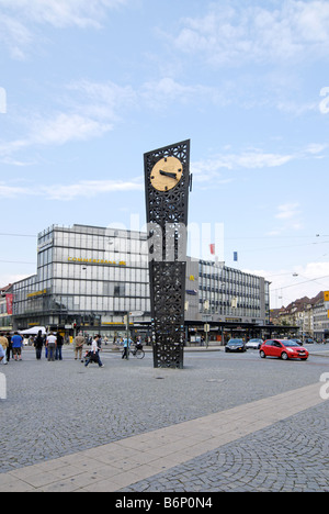 Place principale de Bielefeld City avec l'horloge dans le centre de l'Allemagne Banque D'Images