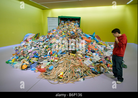 Installation d'art moderne appelé Yiwu réalisée par l'artiste chinoise Liu Jianhua au Groninger Museum à groningen Pays-Bas 2008 Banque D'Images