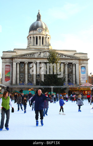 Patinoire en plein air, Place du Vieux Marché, Nottingham, Angleterre, Royaume-Uni Banque D'Images