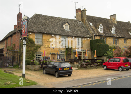 Le 17e siècle et de l'État Public House trompette dans le pittoresque village de Cotswold Broadway dans Worcestershire. Banque D'Images