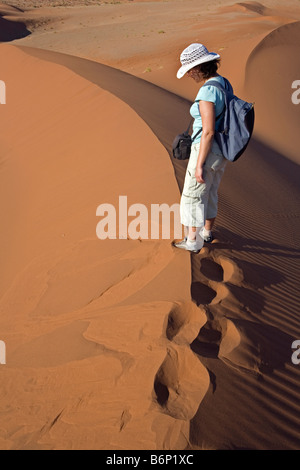 Marcher sur des dunes de Sossusvlei dans le désert de Namib, Namibie Namib Naukluft National Park Banque D'Images