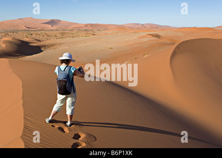 Marcher sur des dunes de Sossusvlei dans le désert de Namib, Namibie Namib Naukluft National Park Banque D'Images
