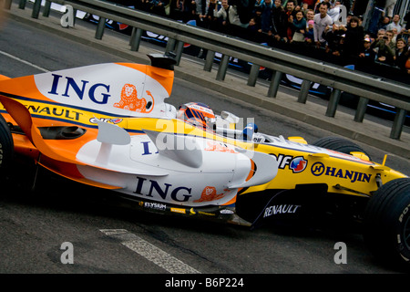 Formule 1 Renault de tourner sur la rue fermée à Varsovie Banque D'Images