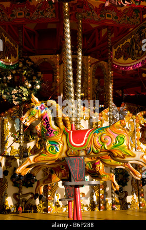 Gallopers, chevaux de bois sculpté sur un rond-point ou carousel à Édimbourg Banque D'Images