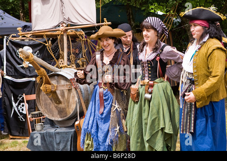 Image d'un groupe de femmes toutes vêtues de costumes Pirate chantant et jouant des instruments à une renaissance Fair Banque D'Images