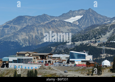 Le Roundhouse Lodge Whistler et la station de télécabine de crête à crête en été Banque D'Images