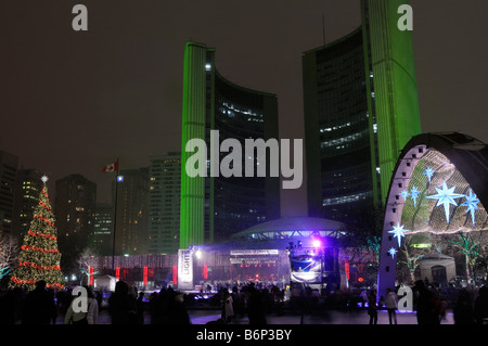 L'Hôtel de Ville de Toronto partie de patinage au Nathan Phillips Square et Cavalcade des lumières de Noël et DJ Banque D'Images