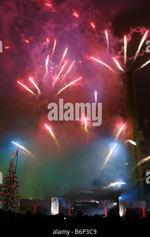 D'Artifice rouge à l'Hôtel de Ville de Toronto Cavalcade of Lights de Nathan Phillips Square avec arbre de Noël et d'un drapeau Banque D'Images