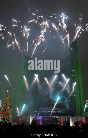 En regardant la foule d'artifice lumineux à l'Hôtel de Ville de Toronto Cavalcade of Lights avec arbre de Noël et d'un drapeau en hiver Banque D'Images