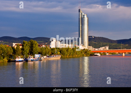 La Vienne et de la tour Millenium Bridge Brigittenauer sur Danube in early morning light Banque D'Images