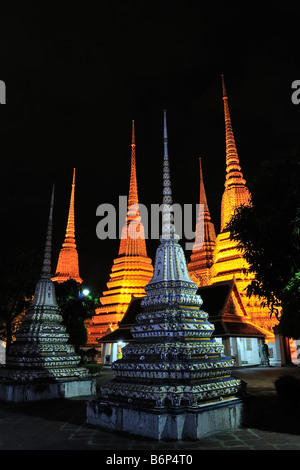 Chedis de nuit dans les locaux du temple de Wat Pho à Bangkok, Thaïlande Banque D'Images