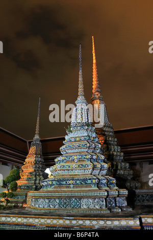 Chedis de nuit dans les locaux du temple de Wat Pho à Bangkok, Thaïlande Banque D'Images