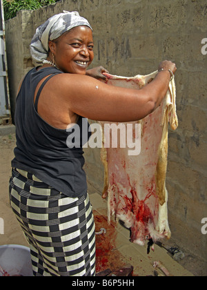 Tabaski ou l'Aïd Al Adha. L'abattage d'une chèvre dans un sacrifice rituel.La Gambie, Afrique de l'Ouest. Banque D'Images