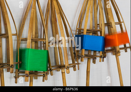 Fil de soie de couleur sur les axes utilisés sur un métier pour faire du sari dans un village de l'Inde rurale. L'Andhra Pradesh, Inde Banque D'Images