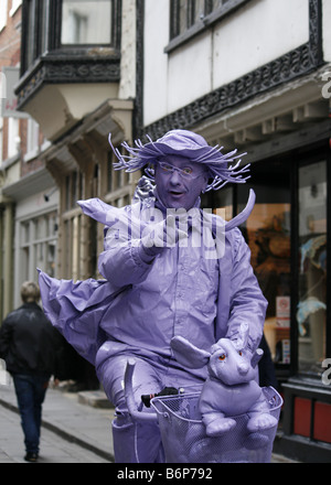 Artiste de rue - statue vivante - dans le centre de York, Yorkshire, Angleterre. Banque D'Images