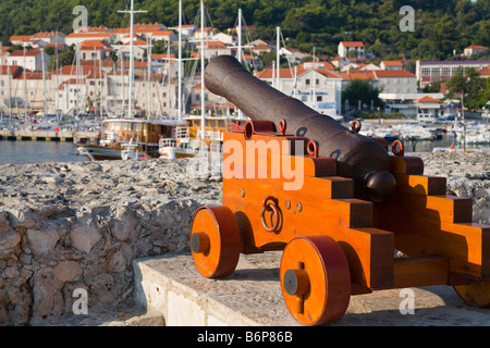 Korcula en Croatie, réplique canon médiéval dans la vieille ville en direction de mer Banque D'Images