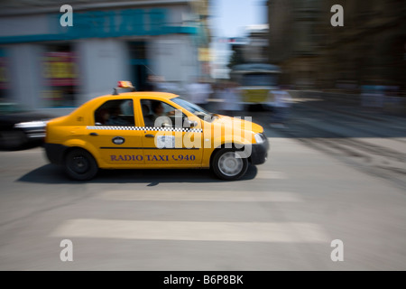 Timisoara Roumanie l'Europe de l'UE voiture taxi street speed motion Transylvanie Transylvanie Transilvanian Banque D'Images