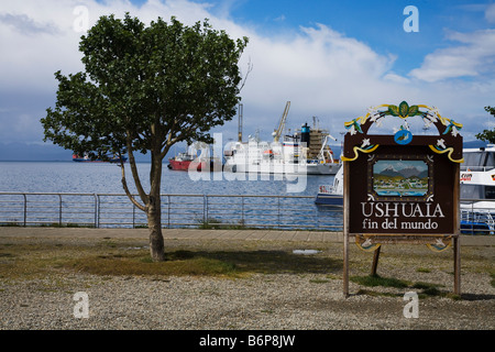 Panneau annonçant la fin du monde dans la ville et le port d'Ushuaia tôt le matin dans la lumière de la Terre de Feu Argentine Amérique du Sud Banque D'Images