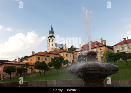 La fontaine sur la place centrale - Stefánikovo Námestie de Kremnica Banque D'Images